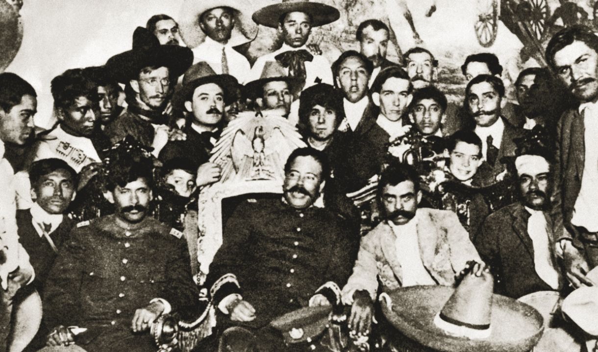 Embora se unindo na revolução, Pancho Villa e Emiliano Zapata (sentados, o segundo e o terceiro, da esquerda para a direita) vinham de motivações políticas diversas