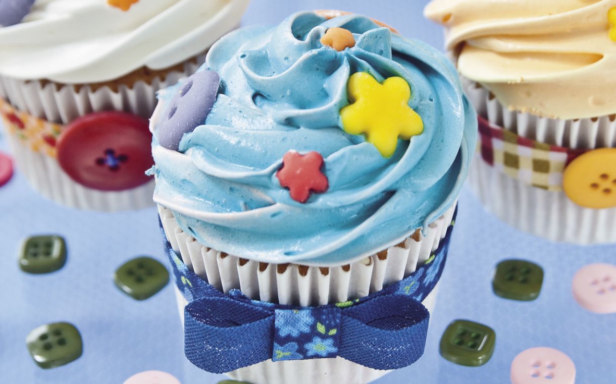 Cores lúdicas, como o azul-xampu e o branco-pompom, fazem do cupcake uma espécie de guloseima de conto de fadas