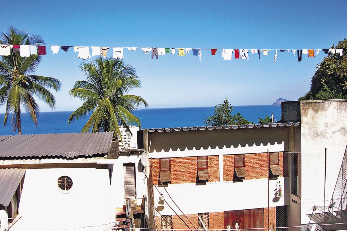  A intervenção urbana 'Varal Babilônia', de 2006, ganhou fama ao ser instalada em diversos lugares