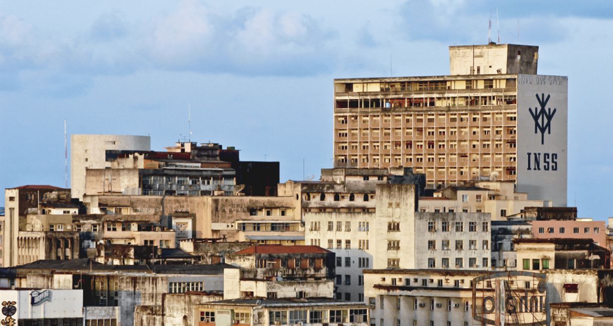 Antigo prédio do INSS, construído em 1960, na área central da cidade, o edifício JK está desativado desde 1999