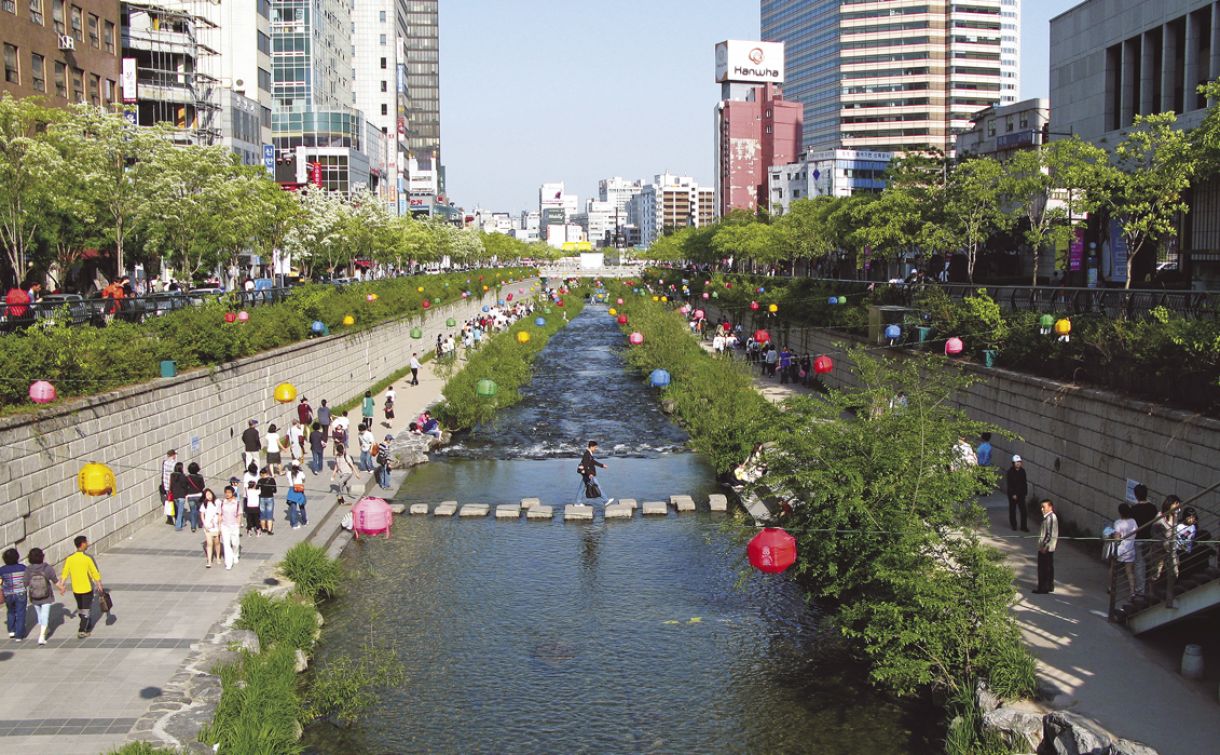 O projeto Cheonggyecheon, em Seul, tornou em passeio público córrego há mais de 50 anos soterrado por obras viárias