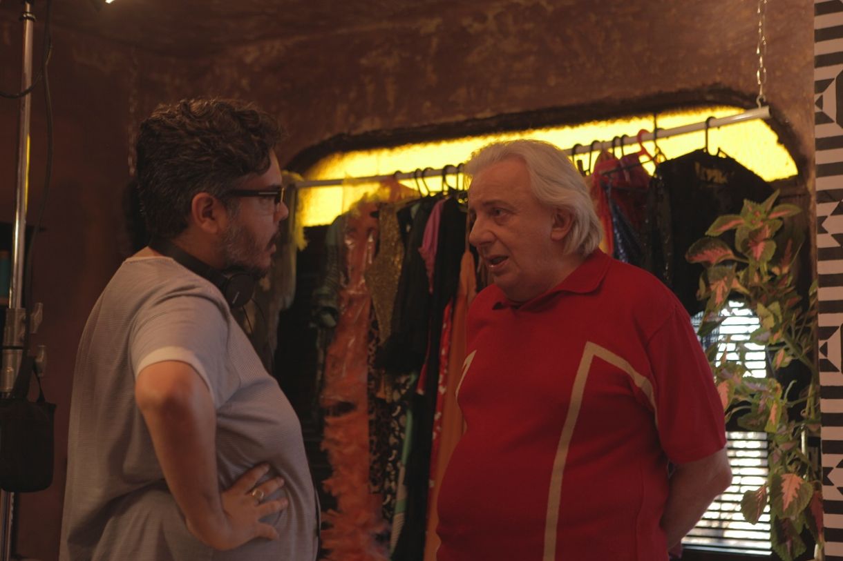 Armando Praça e Marco Nanini conversam durante gravação