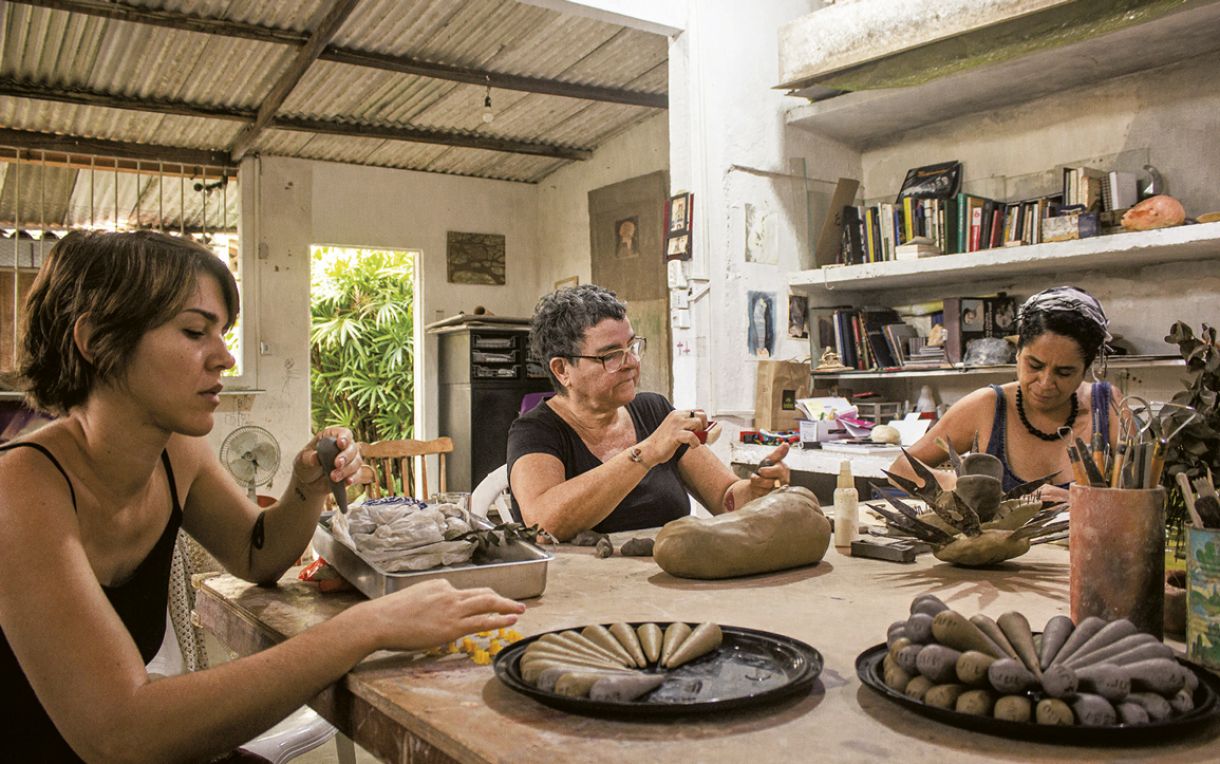 Durante oito meses, as artistas se reuniram para experimentar com a argila