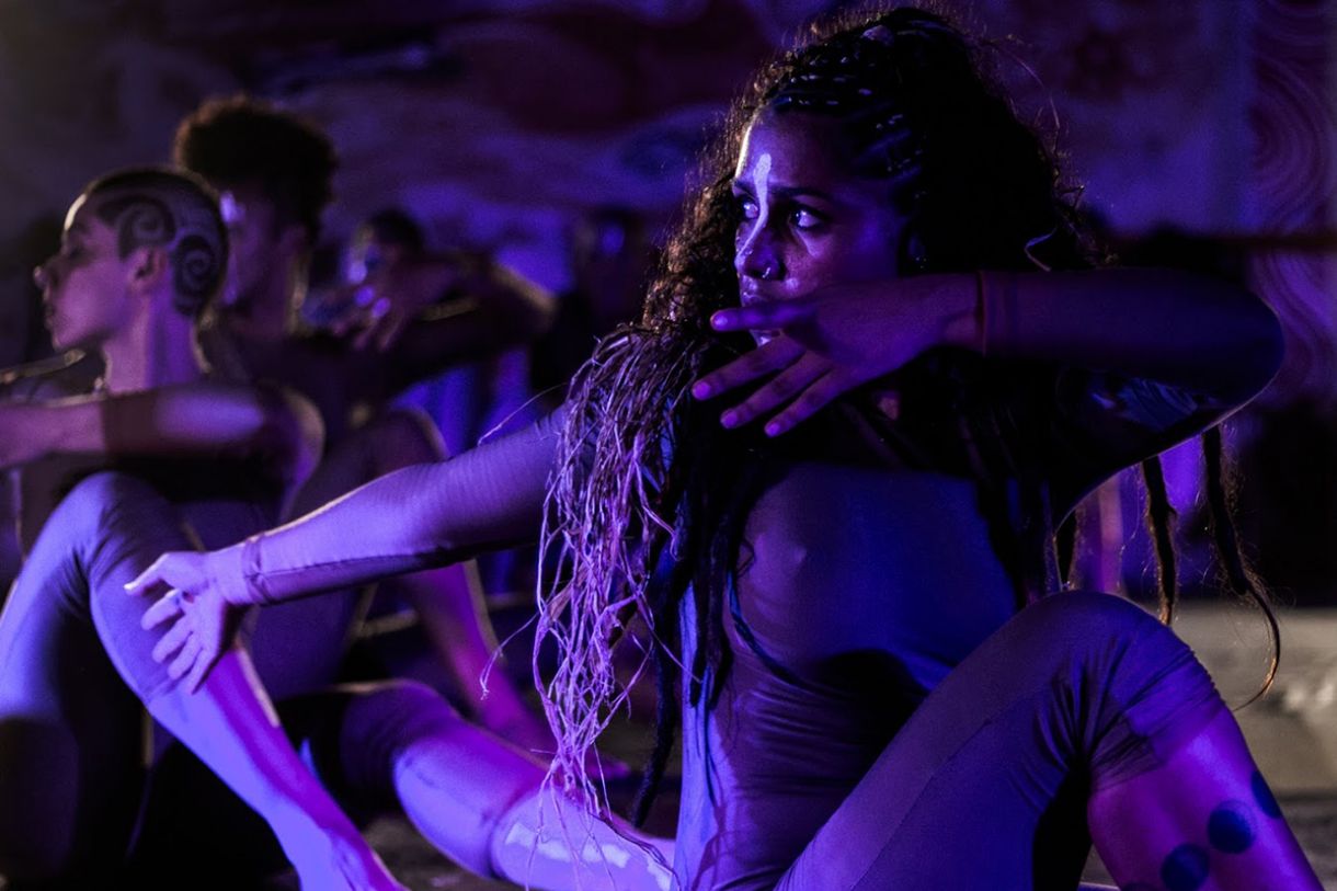 Luz, figurino, música e direção atribuem à apresentação uma perspectiva contemporânea à dança afro