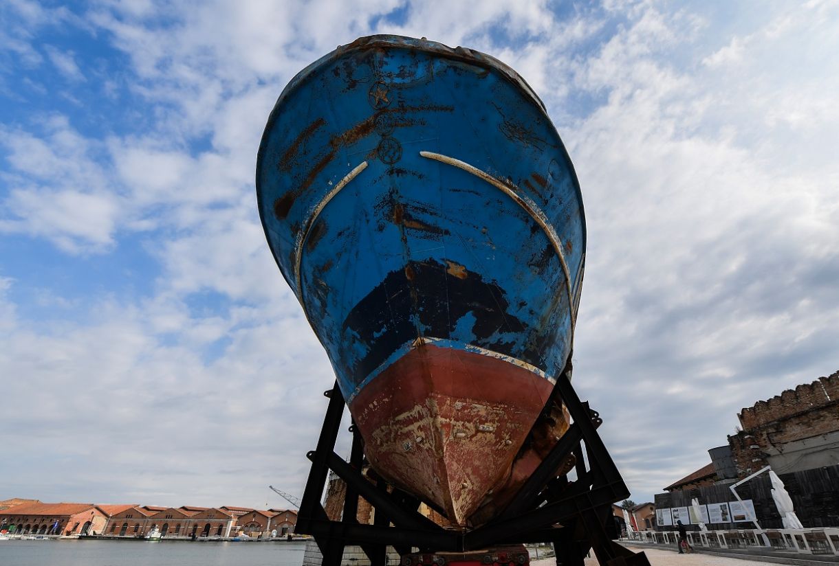 Barco que afundou com imigrantes africanos foi exposto em Veneza pelas mãos de Christoph Büchel