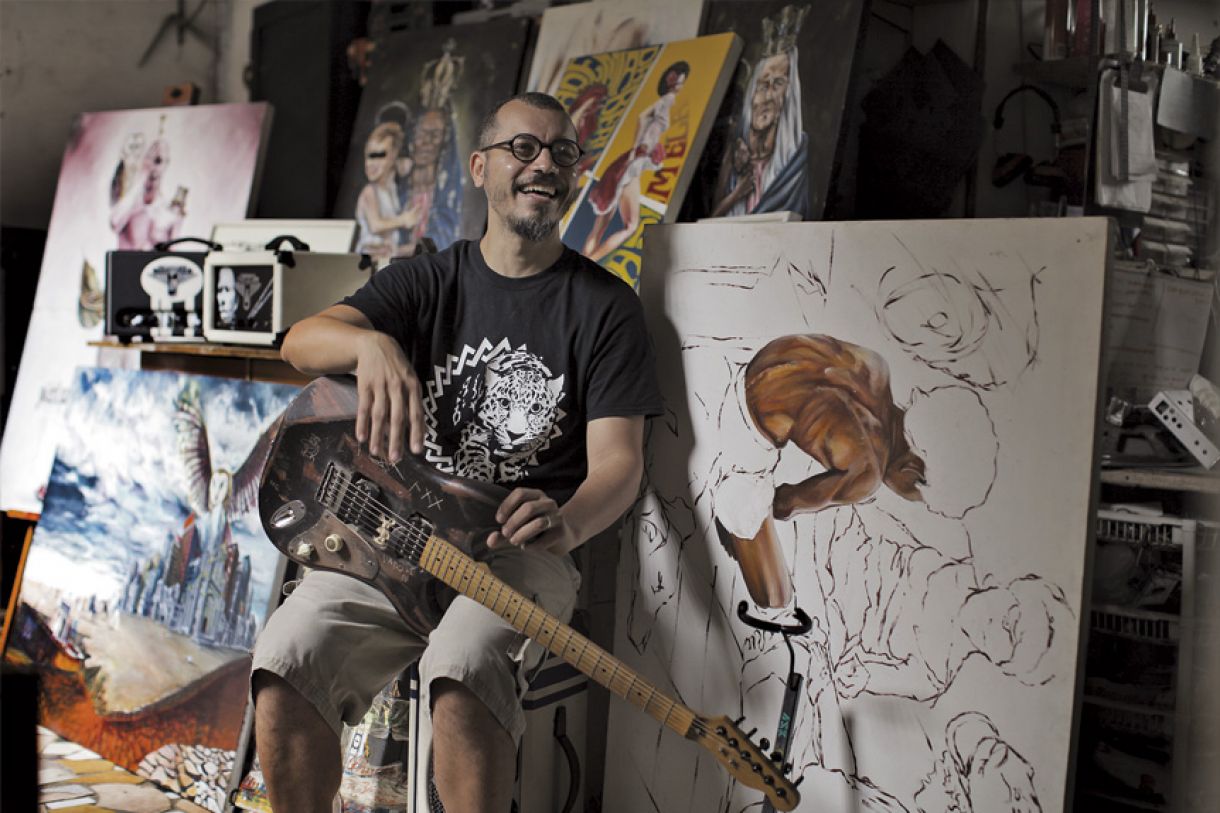 Neilton Carvalho, guitarrista da Devotos, em seu ateliê, estúdio, laboratório e casa