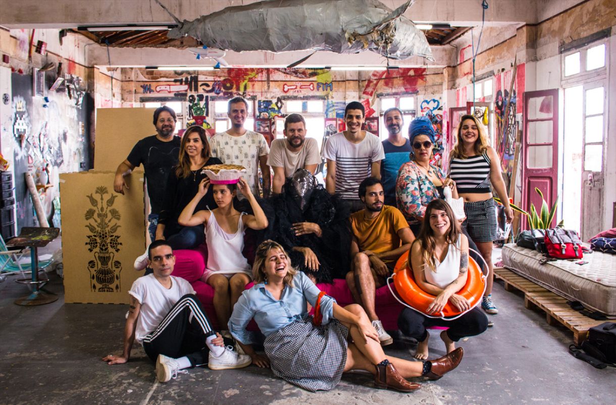 Os 16 artistas participantes da mostra reunidos no ateliê Pangeia