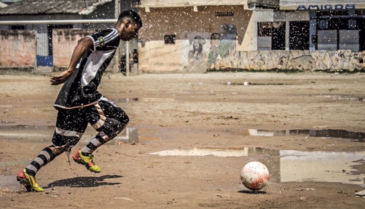 Em muitas comunidades, o esporte é uma das poucas opções de entretenimento