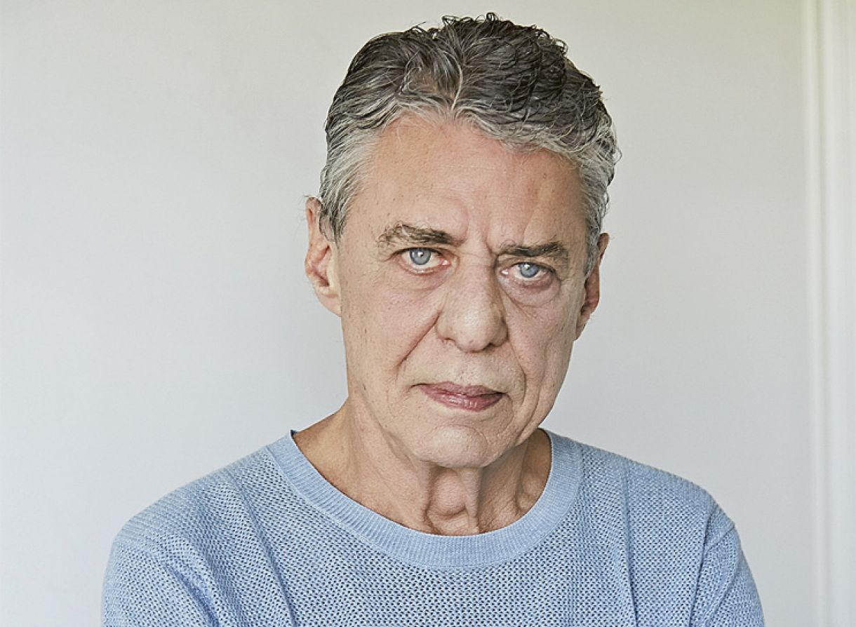 Chico Buarque costura narrativa a partir de cartas, e-mails, diários e bilhetes