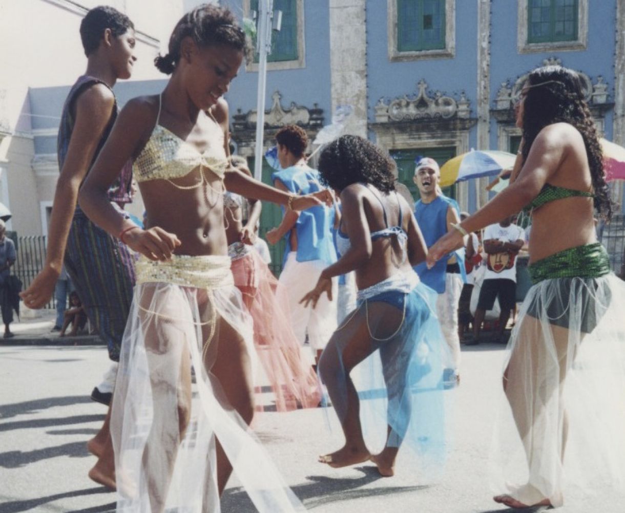 Sob o sol quente, passistas não aguentam pisar no chão (Pátio de Santa Cruz, Recife, Carnaval 2003) 