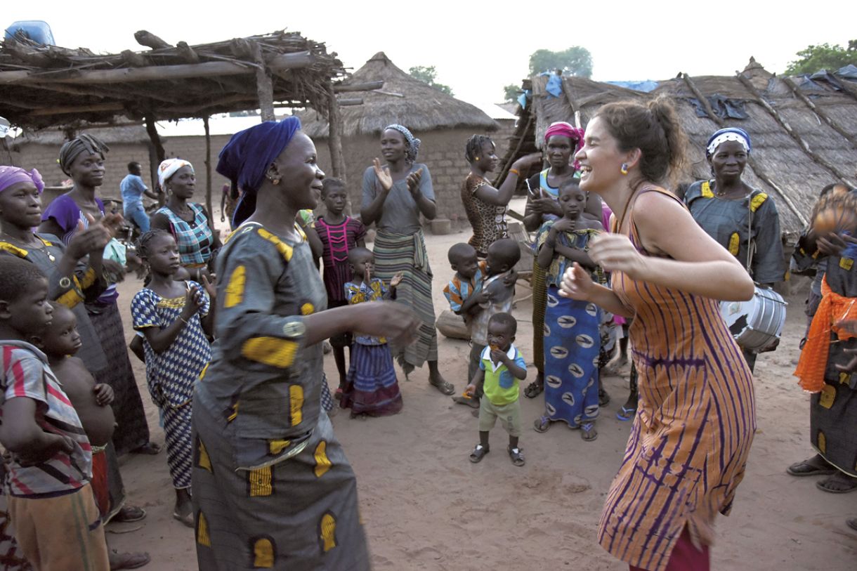 Dança e música como viés do encontro, em um dos momentos compartilhados com mulheres do vilarejo