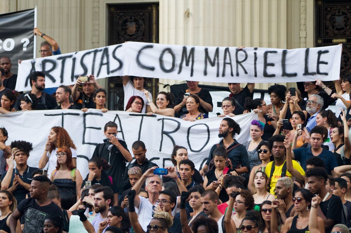 Manifestação de artistas pedindo justiça logo após o velório de Marielle, há dois anos