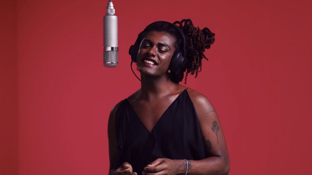 A brasileira Liniker cantou sua música 'Presente', no 'Colors' 2019