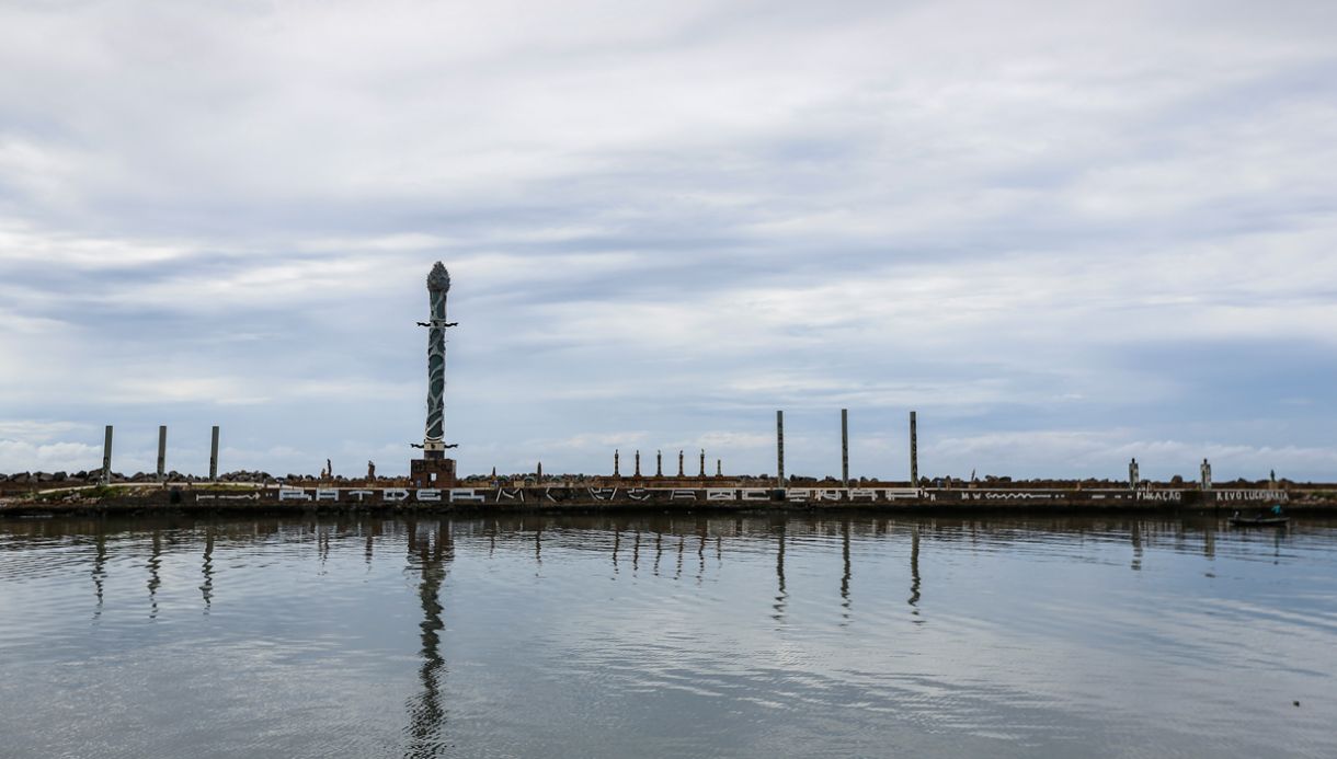 A “pichação revolucionária” (ver frase no molhe, à direita, na foto) cobriu vários elementos do Parque das Esculturas