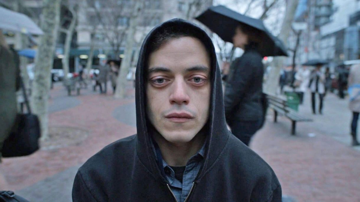 Ator vencedor do Oscar, Rami Malek interpreta o jovem programador Elliot