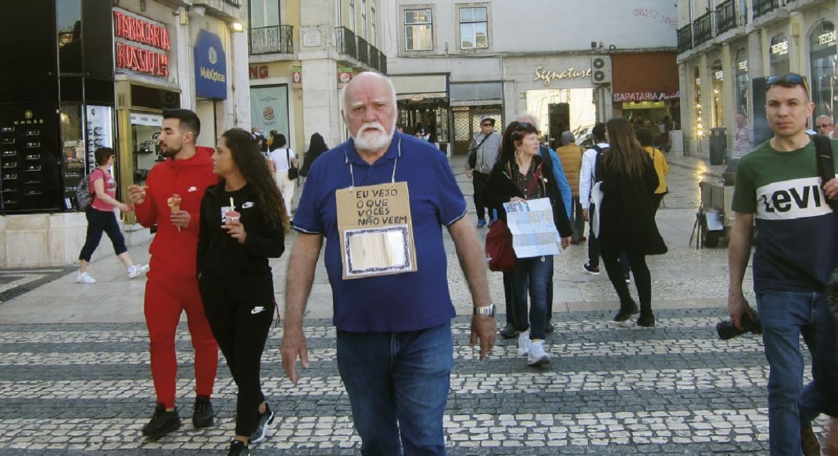 Paulo Bruscky realiza performance no centro de Lisboa no início deste ano