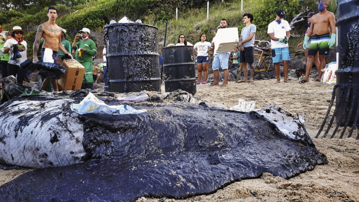 Voluntários retiram óleo da Praia de Itapoama, Cabo de Santo Agostinho, em outubro de 2019