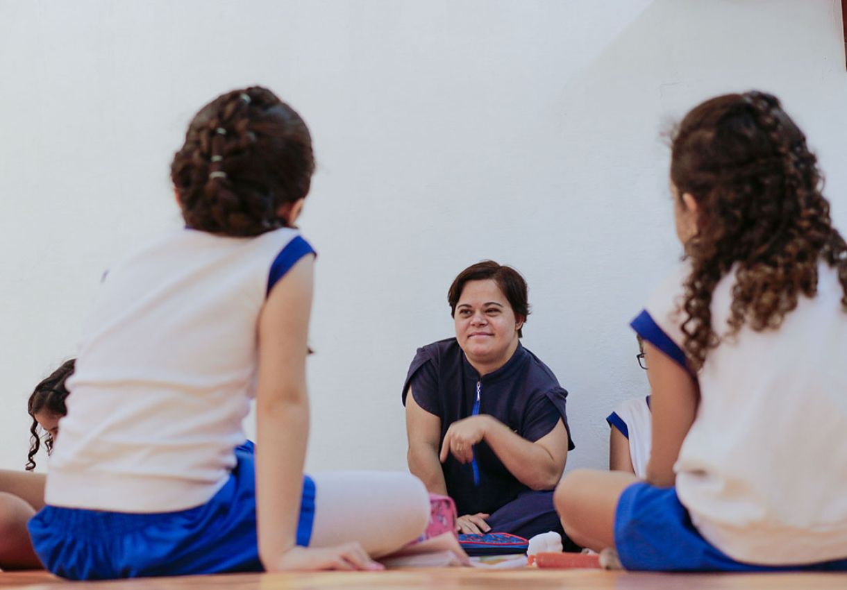 Débora Seabra com seus alunos