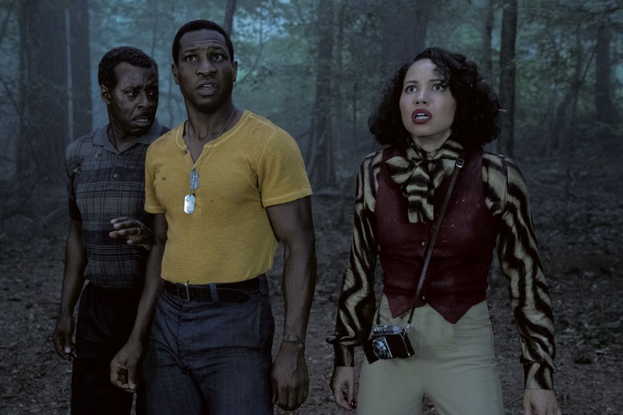 Os atores Courtney B.Vance, Jonathan Majors e Jurnee Smollett na série