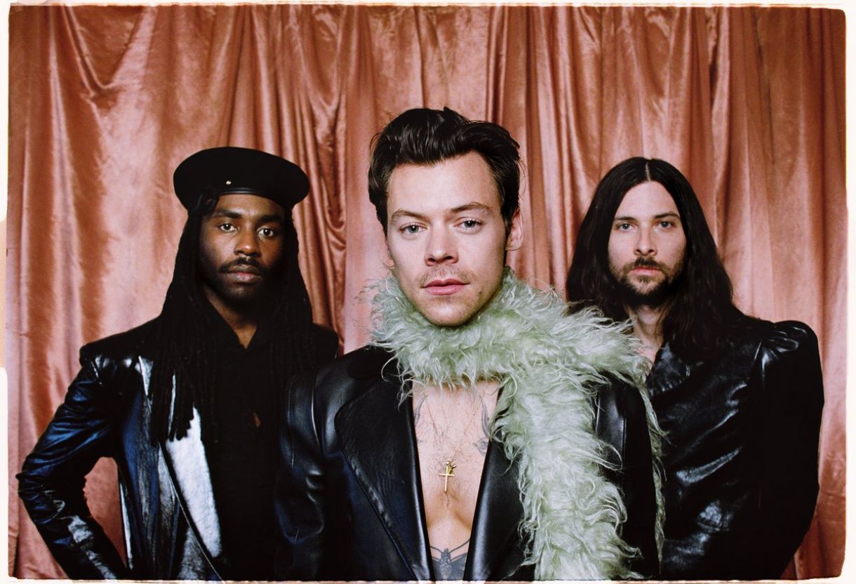 O cantor, no centro da foto, acompanhado dos músicos Dev Hynes (esq.) e Mitch Rowland (dir.)
