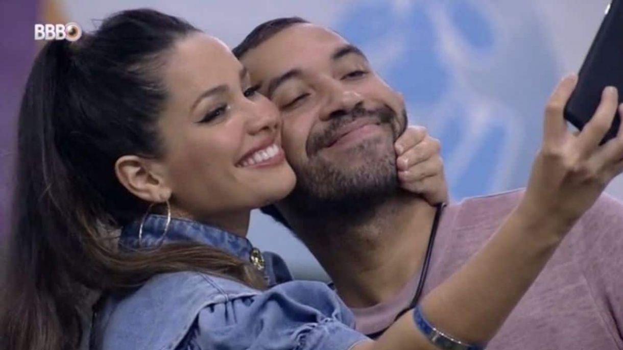 Juliette Freire e Gil do Vigor tiram selfie no BBB21