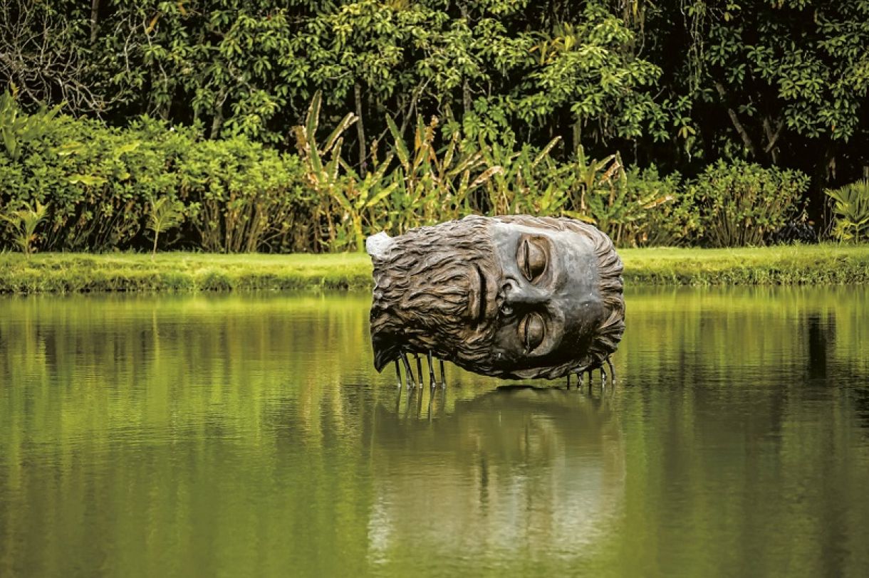 Escultura 'Tinha que acontecer', instalada na Usina de Arte, Água Preta, Pernambuco