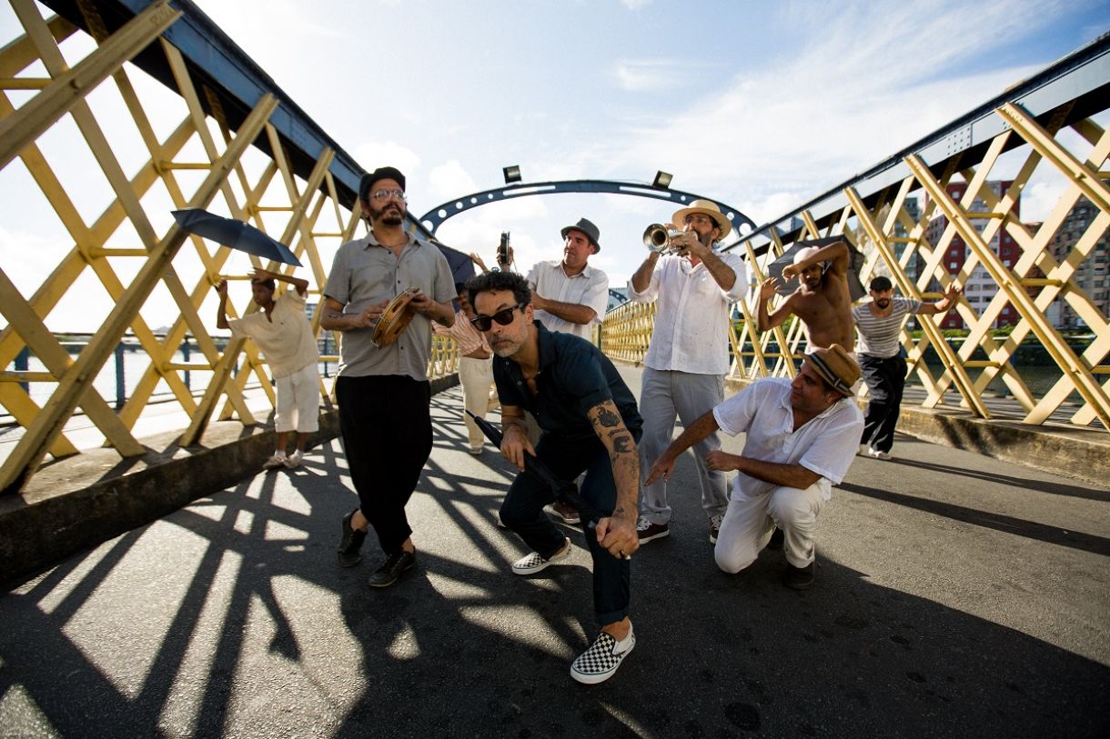 A banda Eddie com o grupo Guerreiros do Passo no Recife, em 2020