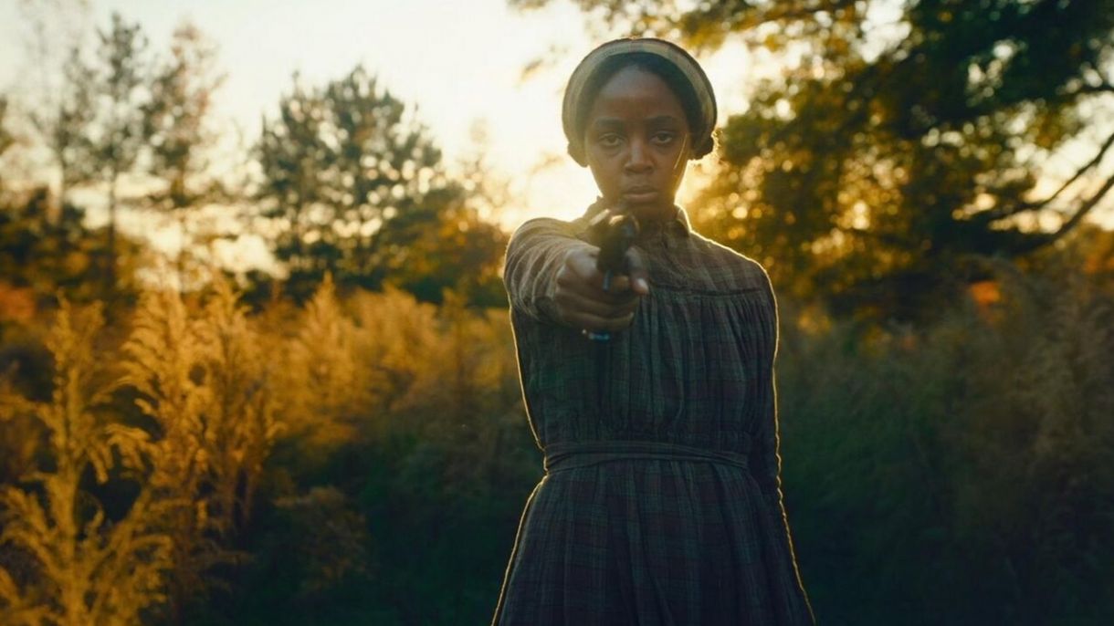 Na minissérie, o cineasta tem uma mulher como protagonista. Seu nome é Cora (Thuso Mbedu)