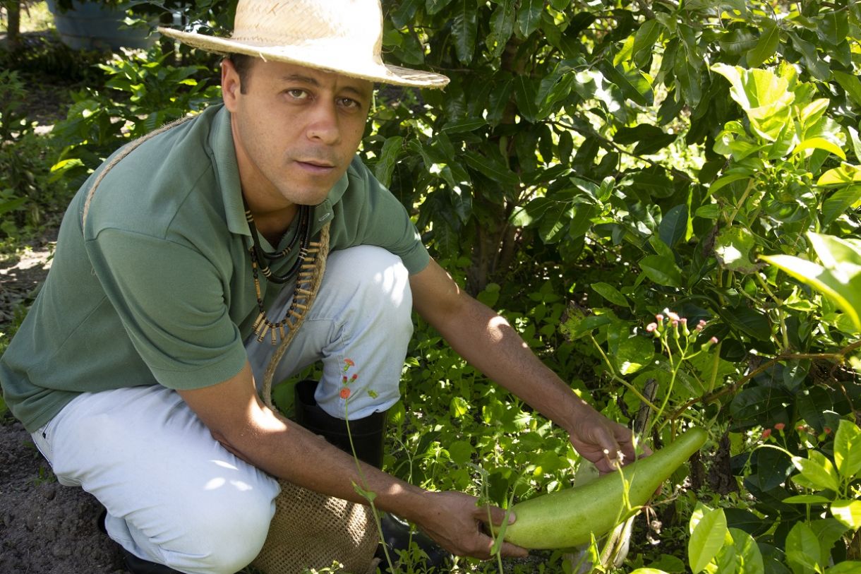 Iran Xukuru cuidando de seu terreiro de agricultura ancestral
