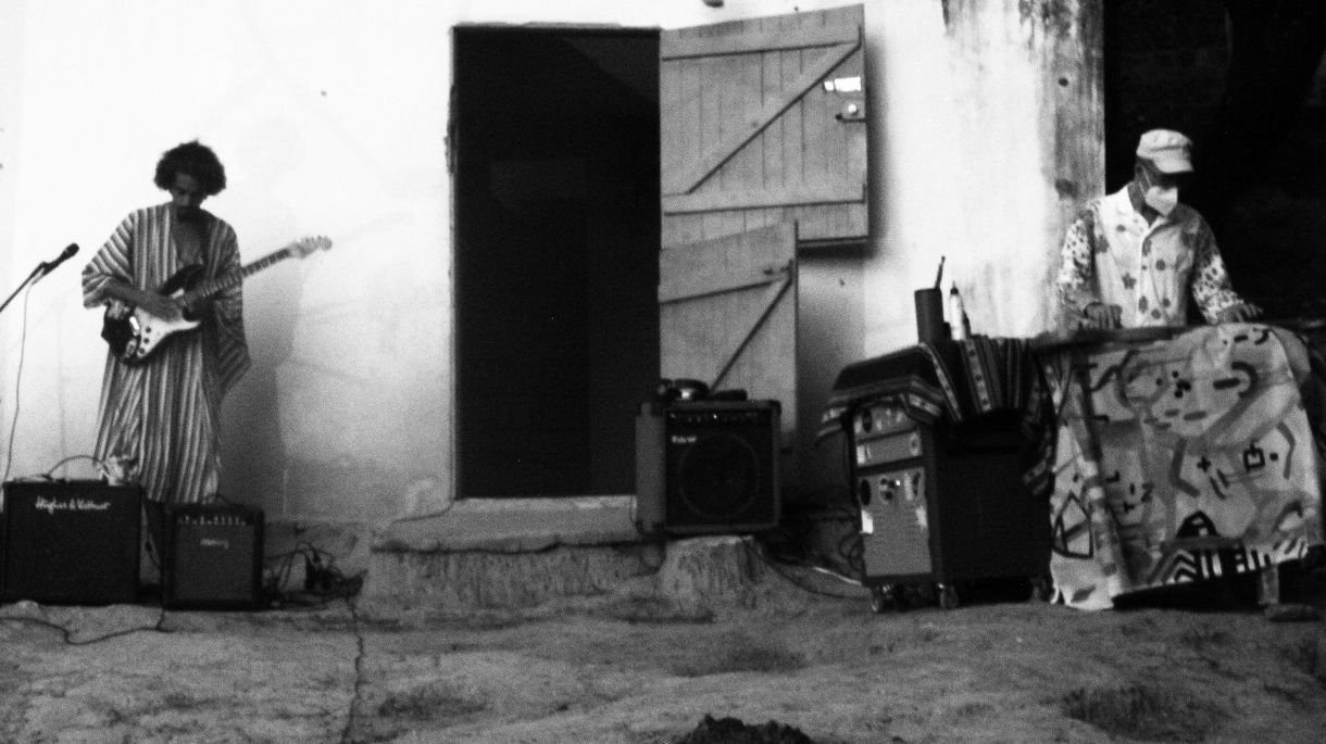 A sessão musical foi gravada no ateliê de João Lin, em Olinda.