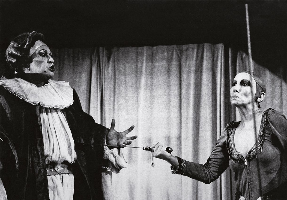 Atriz em cena no espetáculo 'Torre de Babel' (1977)