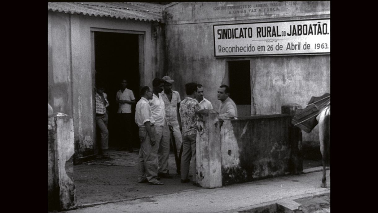 Material de arquivo e entrevistas atuais compõem o filme 'Em nome da América'