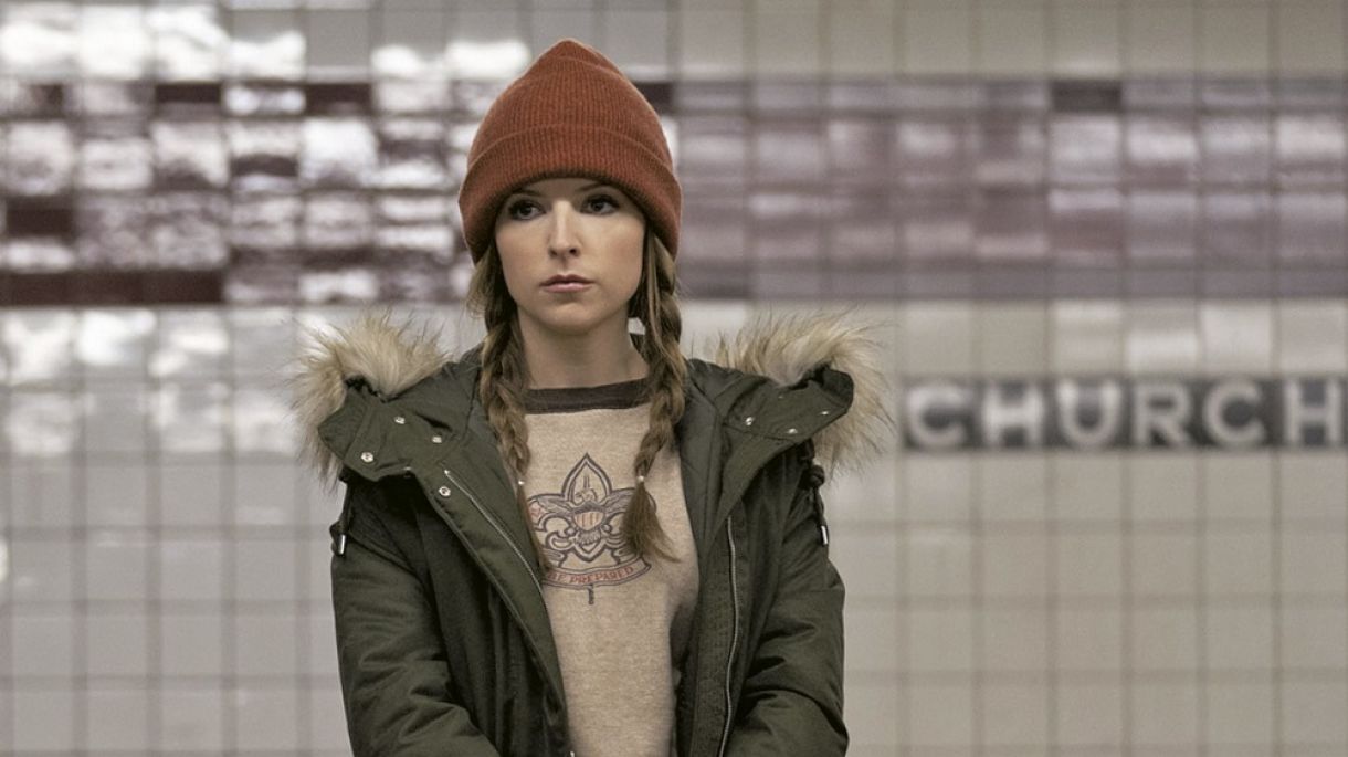 Anna Kendrick vive a personagem Darby na comédia romântica
