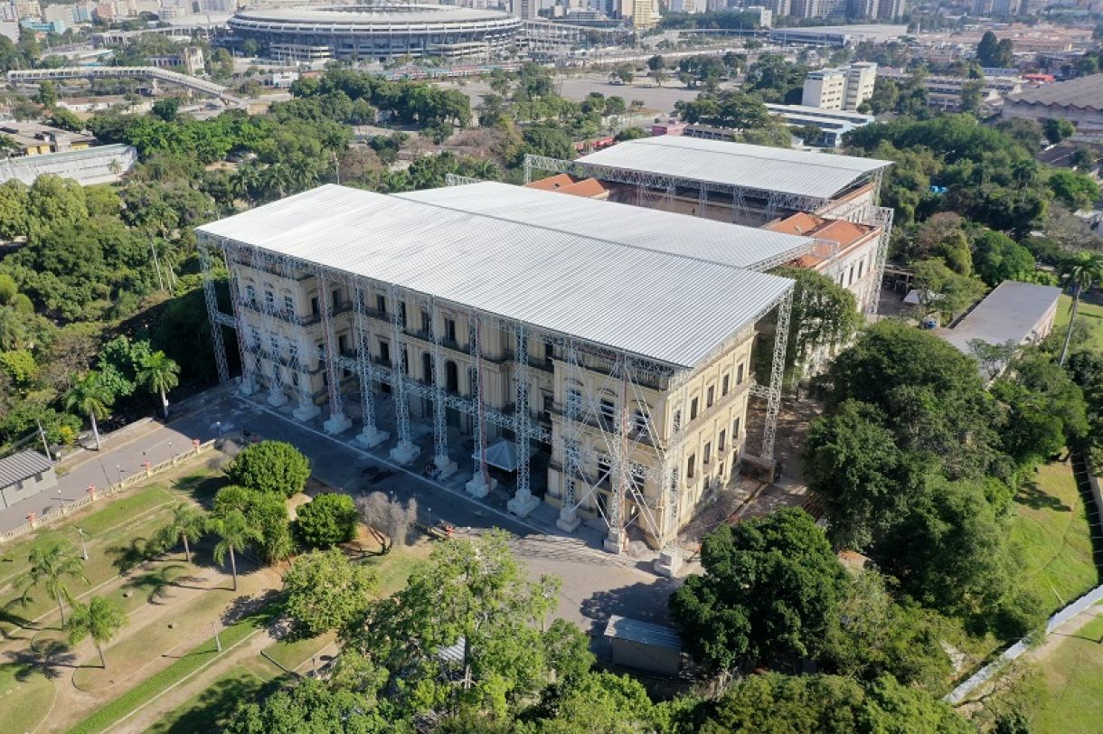 Em meio à Quinta da Boa Vista, no Rio de Janeiro, o Museu Nacional está sendo reerguido