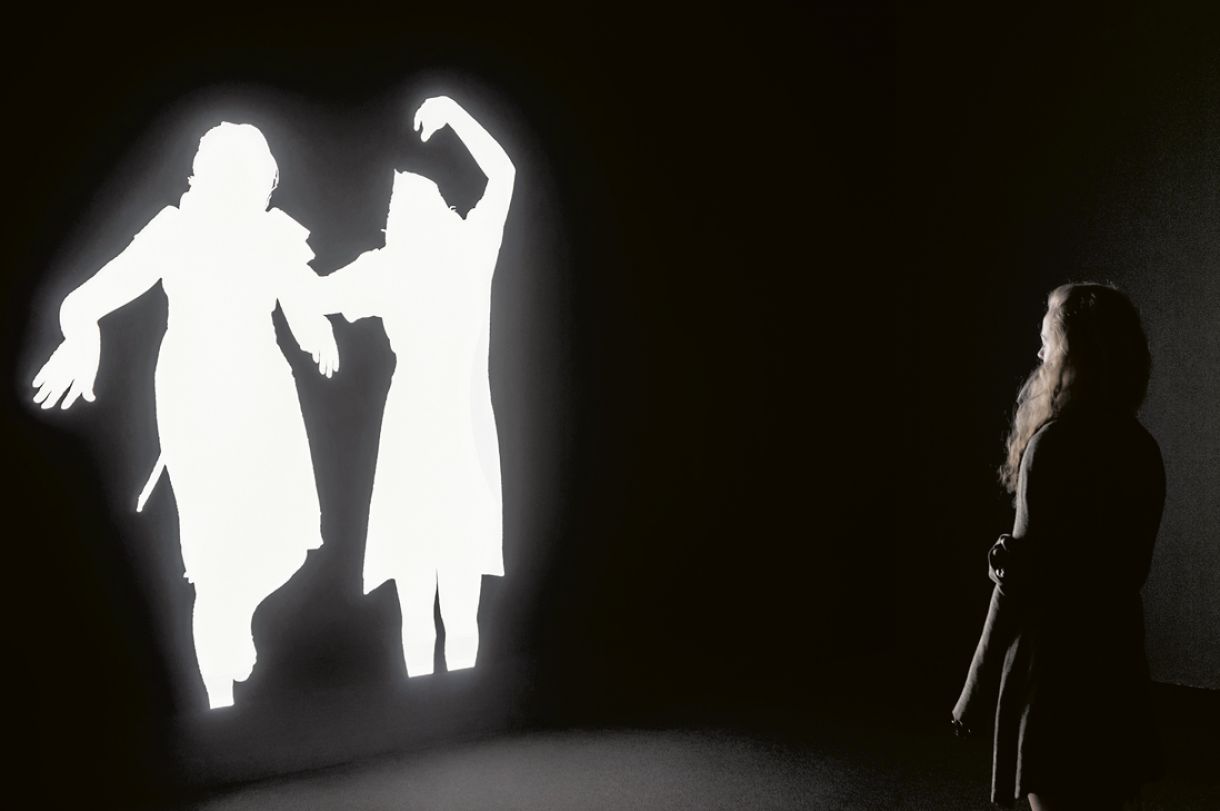 Sombras (2014), instalação multimídia, lâmpada, LED, tela, seis caixas de luz, projetor