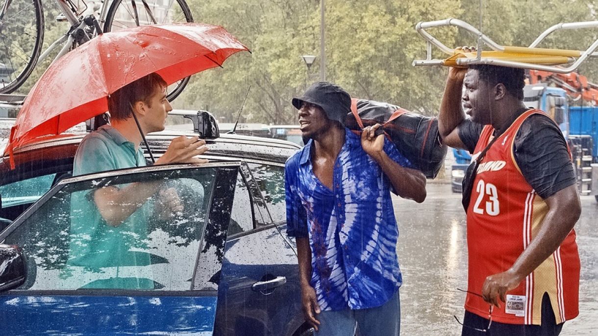 Édouard (Édouard Sulpice), Félix (Eric Nantchouang) e Chérif (Salif Cissé) viajam juntos ao sul da França