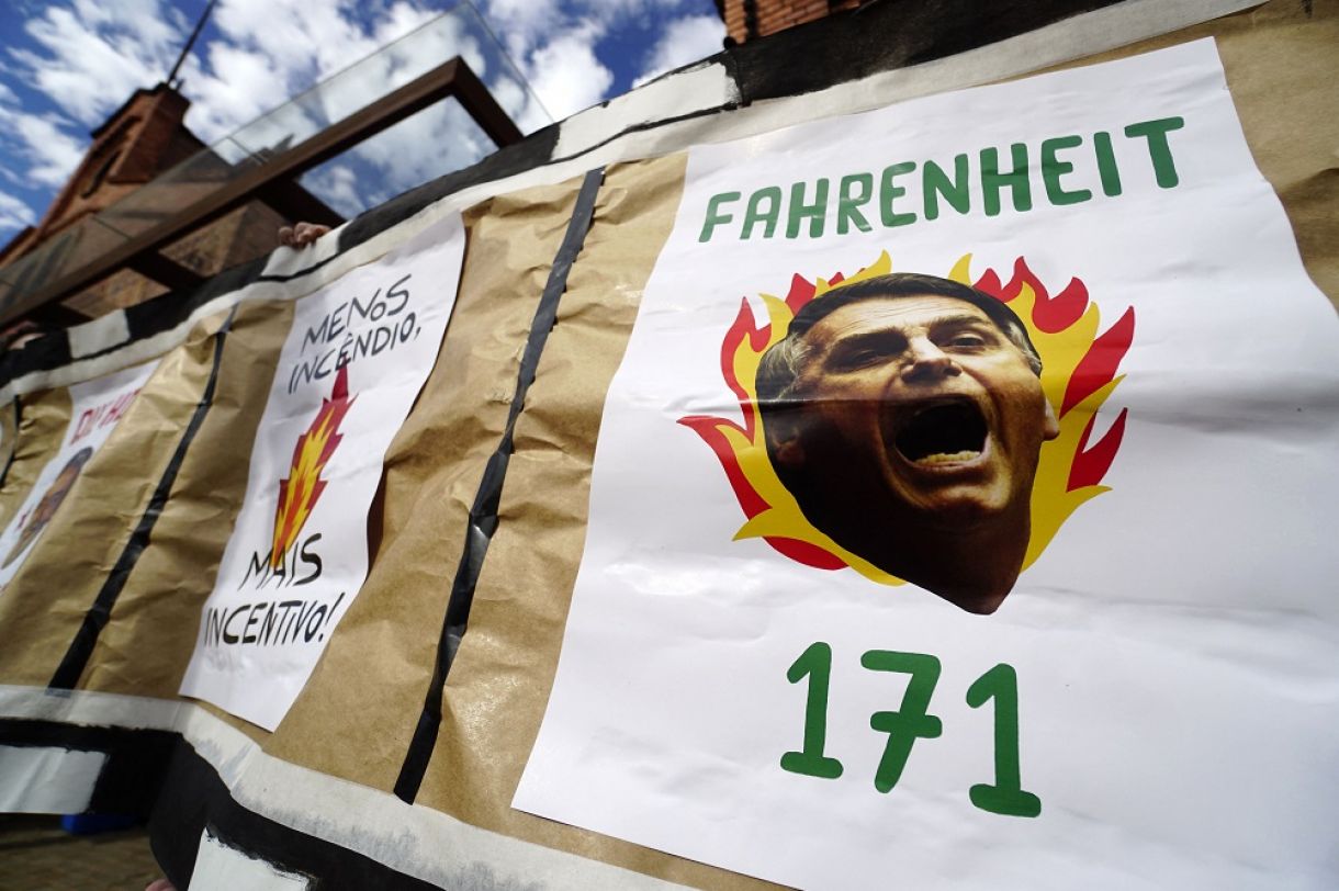 Cartaz exposto em manifestação da Associação dos Amigos da Cinemateca e outras entidades (agosto, 2021)
