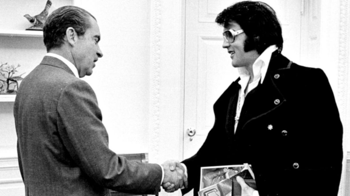 Elvis Presley em encontro com Richard Nixon na Casa Branca, em 1971