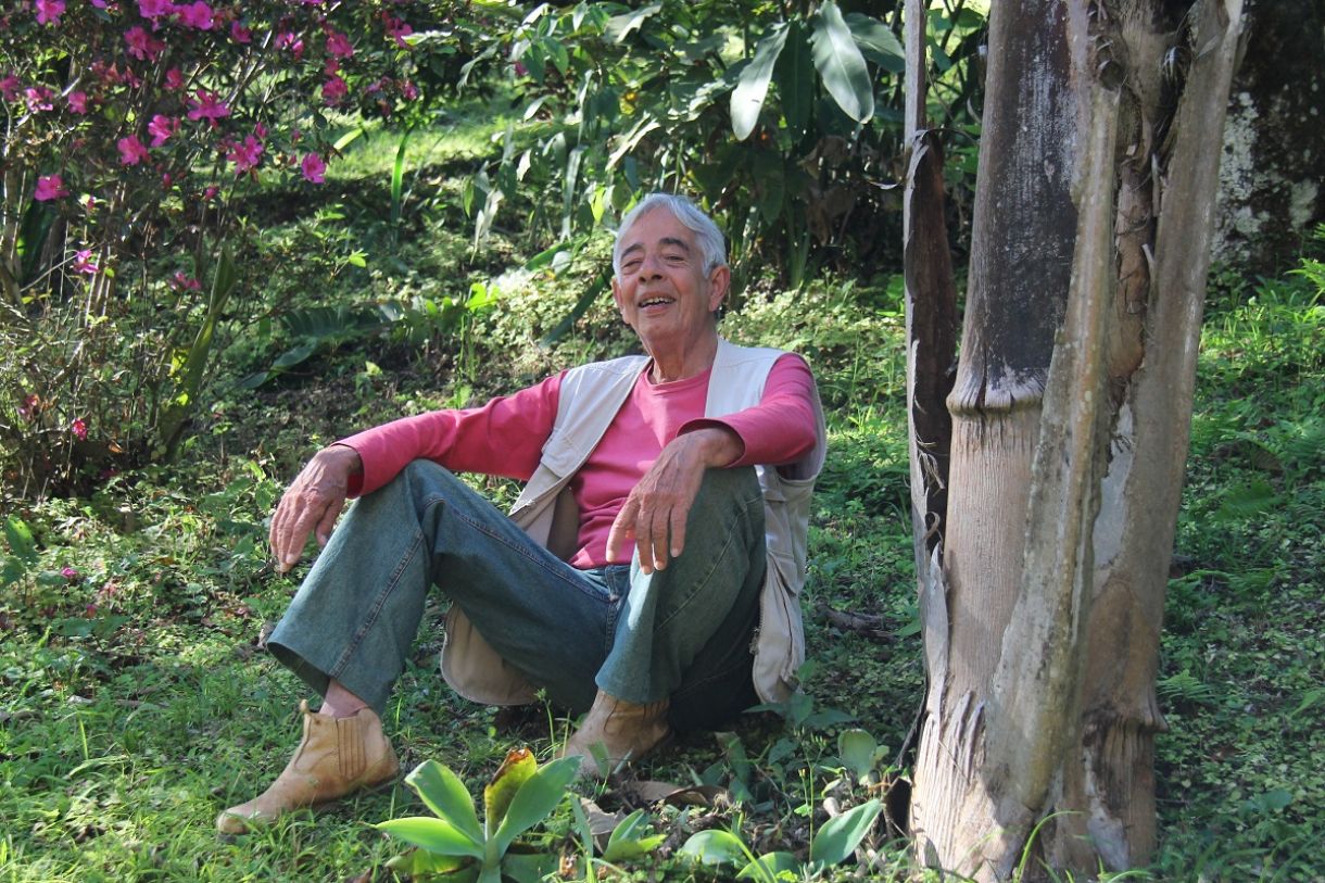 o poeta e tradutor Leonardo Fróes vive em seu sítio em Petrópolis desde a década de 1970