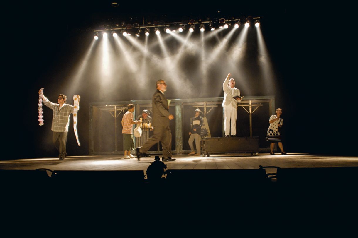 Grupo no palco com o espetáculo 'Pequenos milagres' (2007)