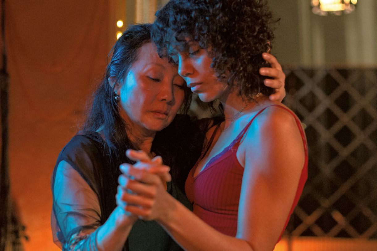 Atrizes Lee Young-Lan e Clébia Sousa em cena do longa-metragem