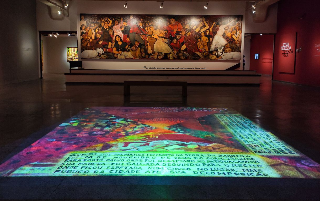 Painel 'Tejucupapo' e piso com projeções de obras da artista