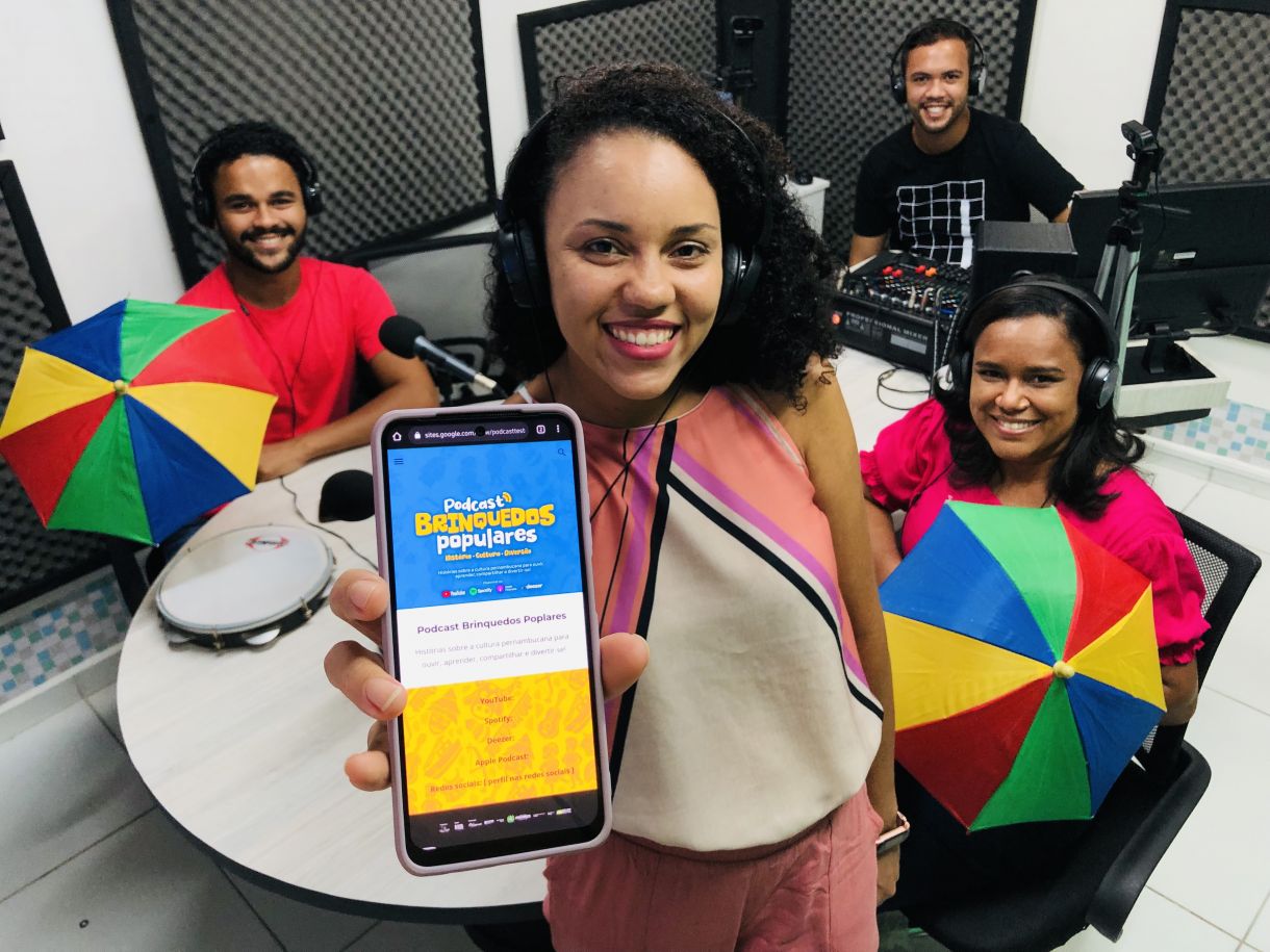 Integrantes da equipe em dia de gravação do podcast