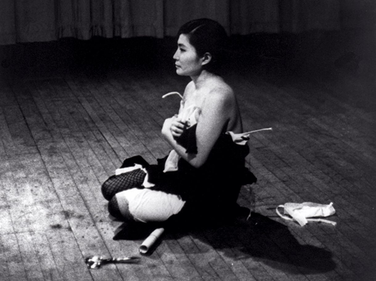 Performance intitulada “Cut Piece”, realizada por Yoko em 1964, no Carnegie Hall