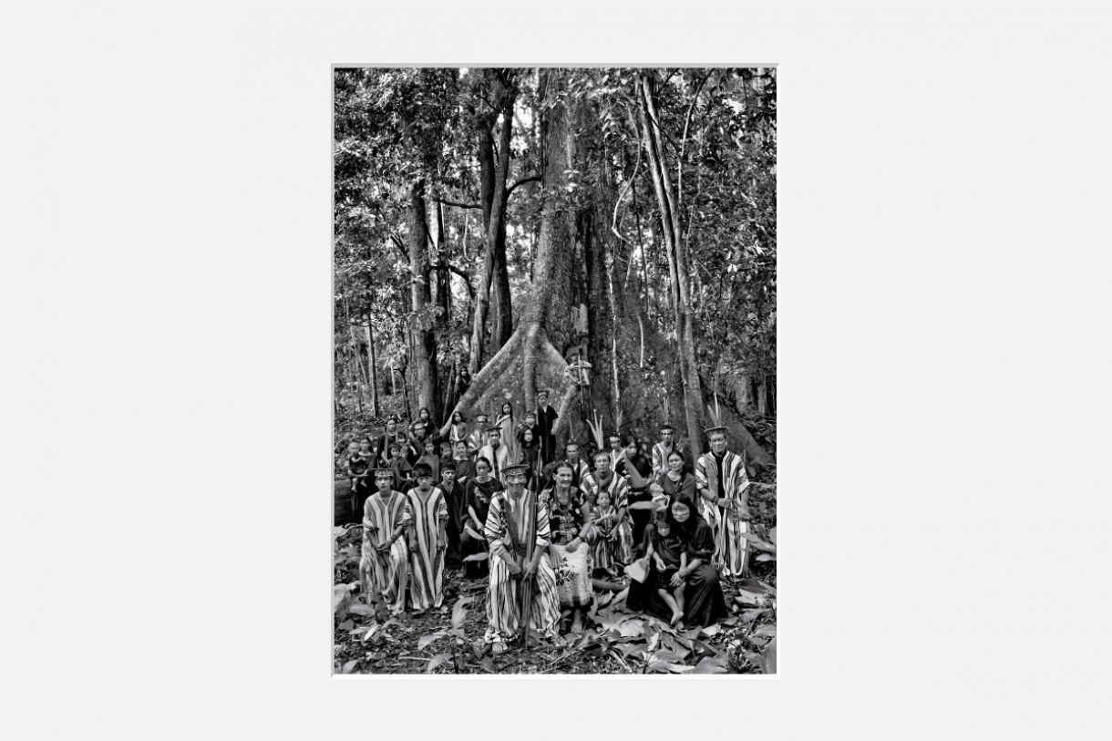 Família de Antônio Piyãko (ao centro, em primeiro plano) e sua mulher, Francisca (“Dona Pity” é branca e jamais adotou roupas típicas Asháninka). Terra Indígena Kampa do Rio Amônea. Acre, 2016