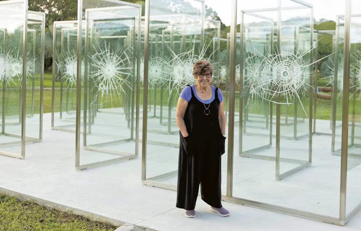 Regina Silveira diante de sua obra 'Paisagem'