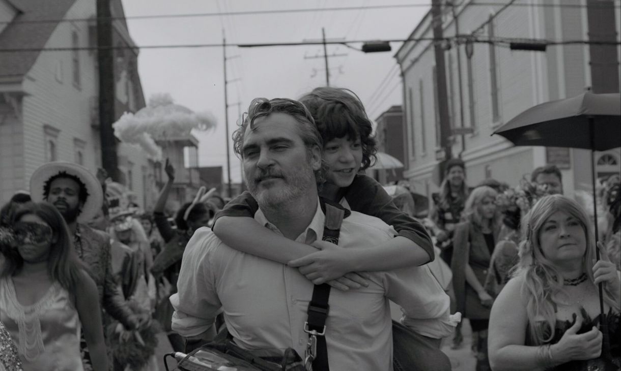 O ator Joaquin Phoenix compõe uma personalidade afável e apaixonante junto ao pequeno Woody Norman