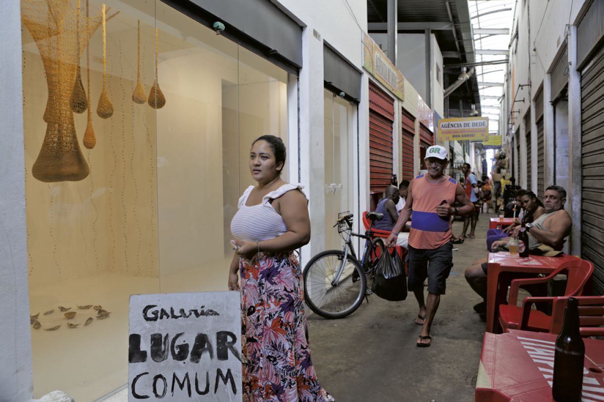 A comerciante Larissa, que trabalha no box ao lado da galeria 