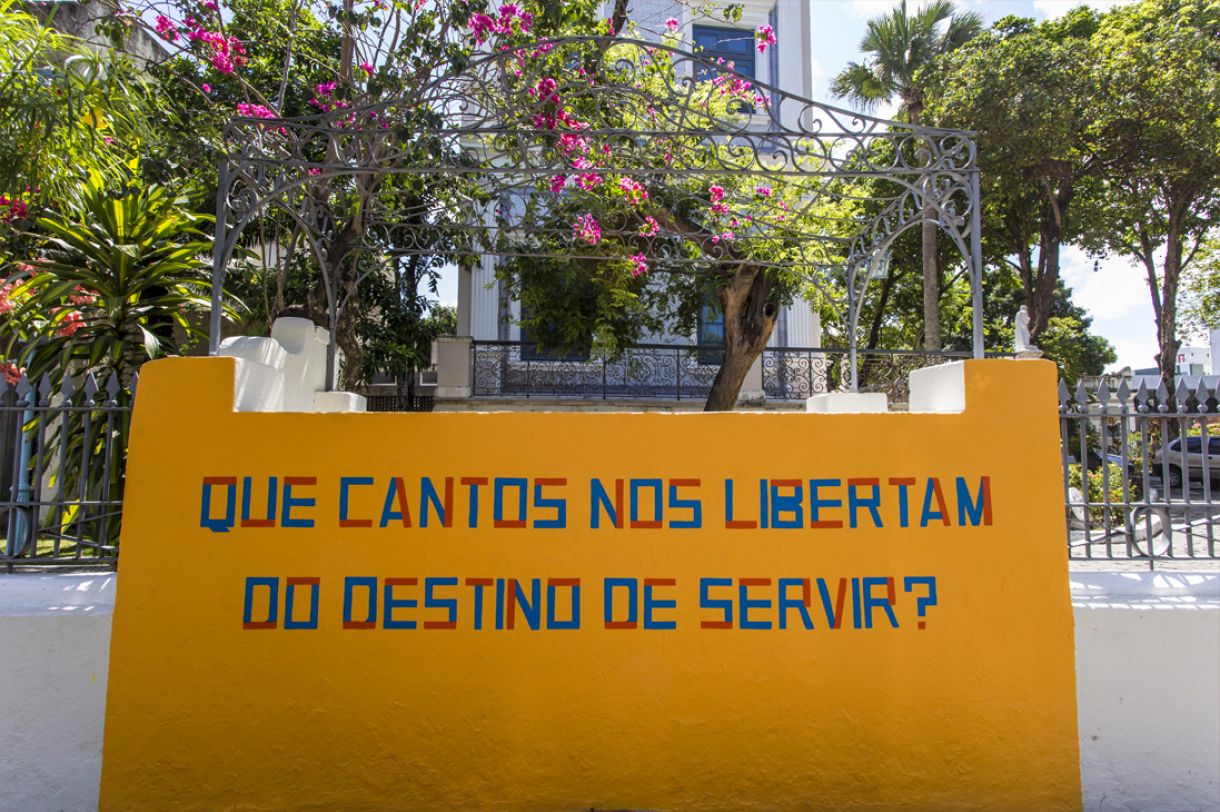 Obra de Ana Lira no muro da Fundaj, em Casa Forte, como parte da exposição 'Bandeiras da revolução'