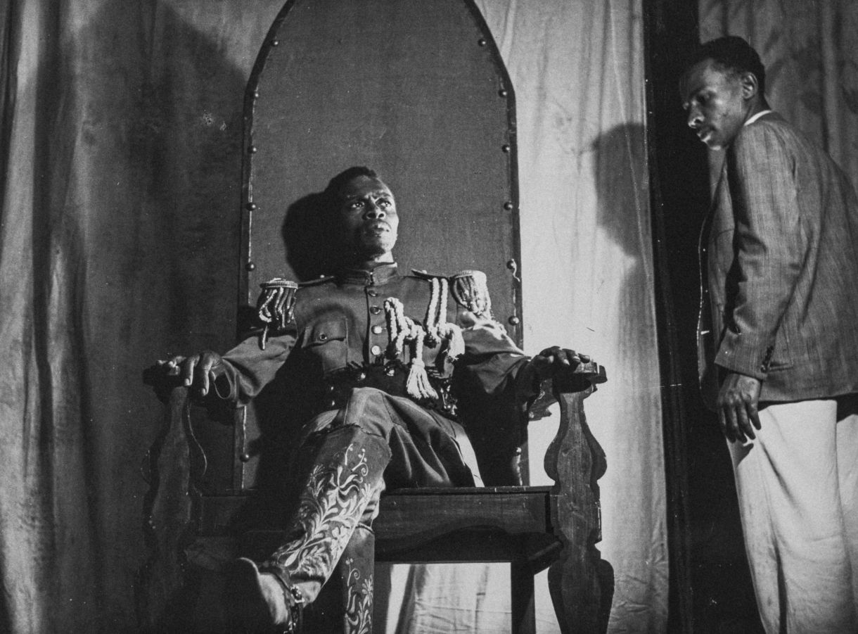 Aguinaldo Camargo e Fernando Araújo na montagem de 'Imperador Jones', pelo Teatro Experimental do Negro, em 1945